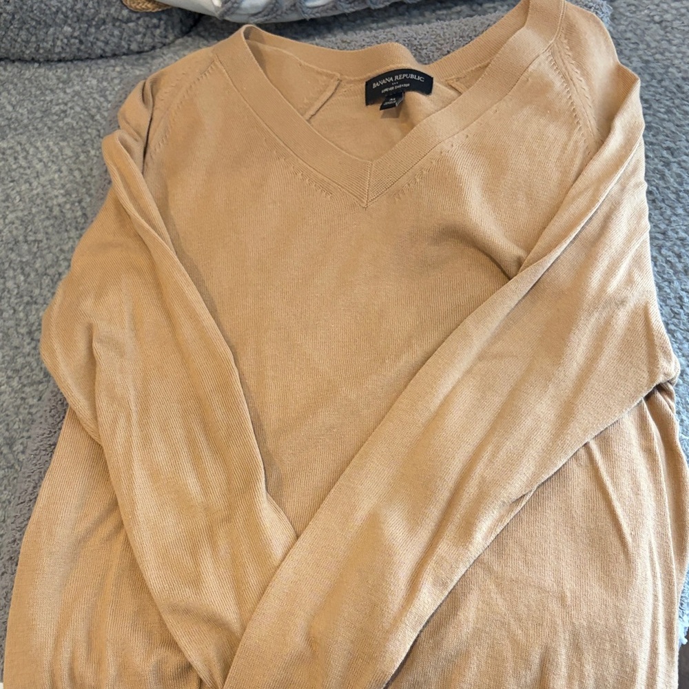 Banana Republic women's  V-Neck Sweater in Camel